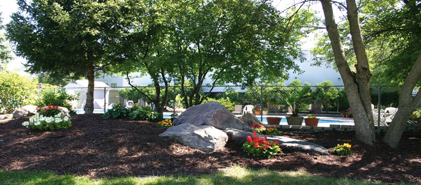 Outdoor courtyard at Currents apartments 